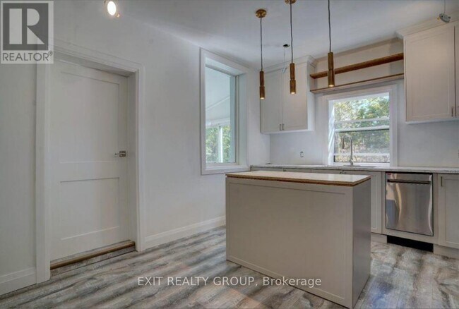 Photo - 105 Yeomans St