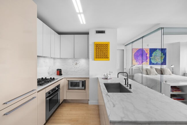 Photo - 322 W 57th St