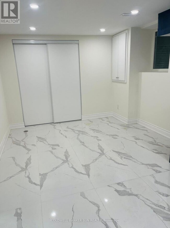 Photo - 220 Bloor St W