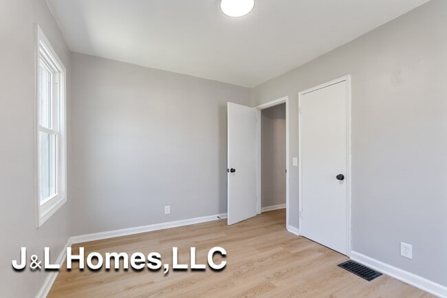 Photo - 568 Whitethorne Ave