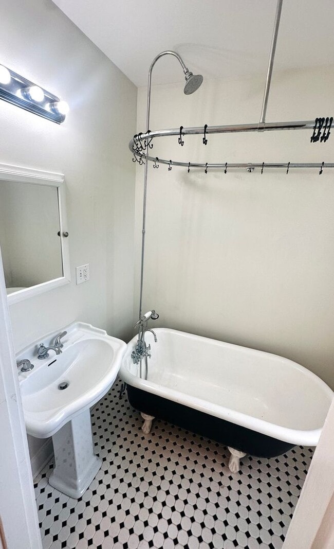 Photo - 1841-1843 Edgeland Ave Unit 1841 Edgeland Ave