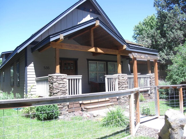 Building Photo - Live in Town