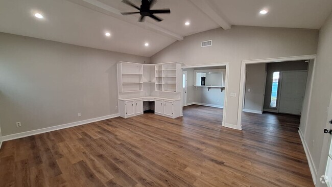Building Photo - A spacious three-bedroom, two-bathroom ho... Rental
