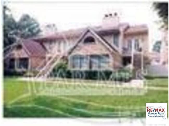 Building Photo - Centrally located condo with pool!