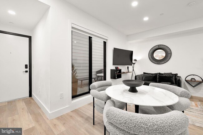 Photo - 3817 14th St NW Unidad 1