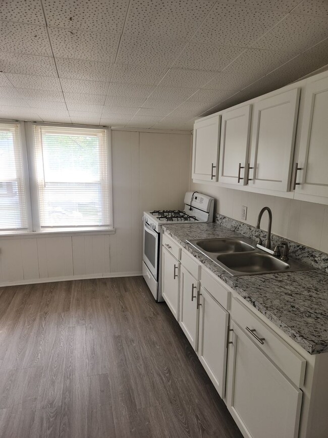 1122 Larchmont Ave Unit B