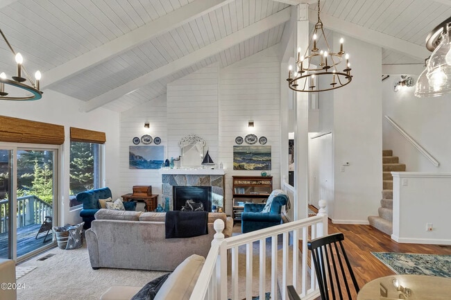 Photo - 335 SW Midden Reach