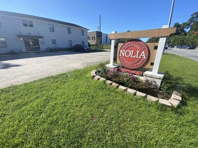 Building Photo - Fully Renovated 2 Bed 1 Bath Apartment By Downtown Summerville! Unit 14