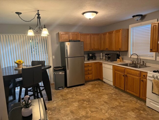 Building Photo - 10 Providence Ave Unit Duplex For Rent