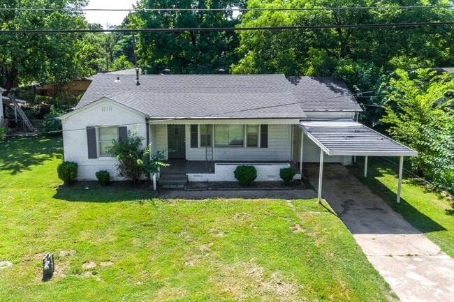 Building Photo - Freshly Updated House