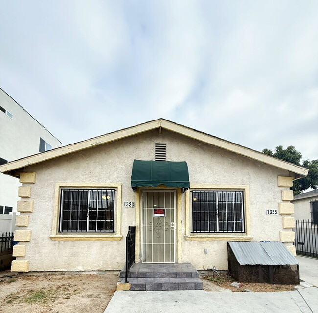 Building Photo - 1323 W 58th St Rental
