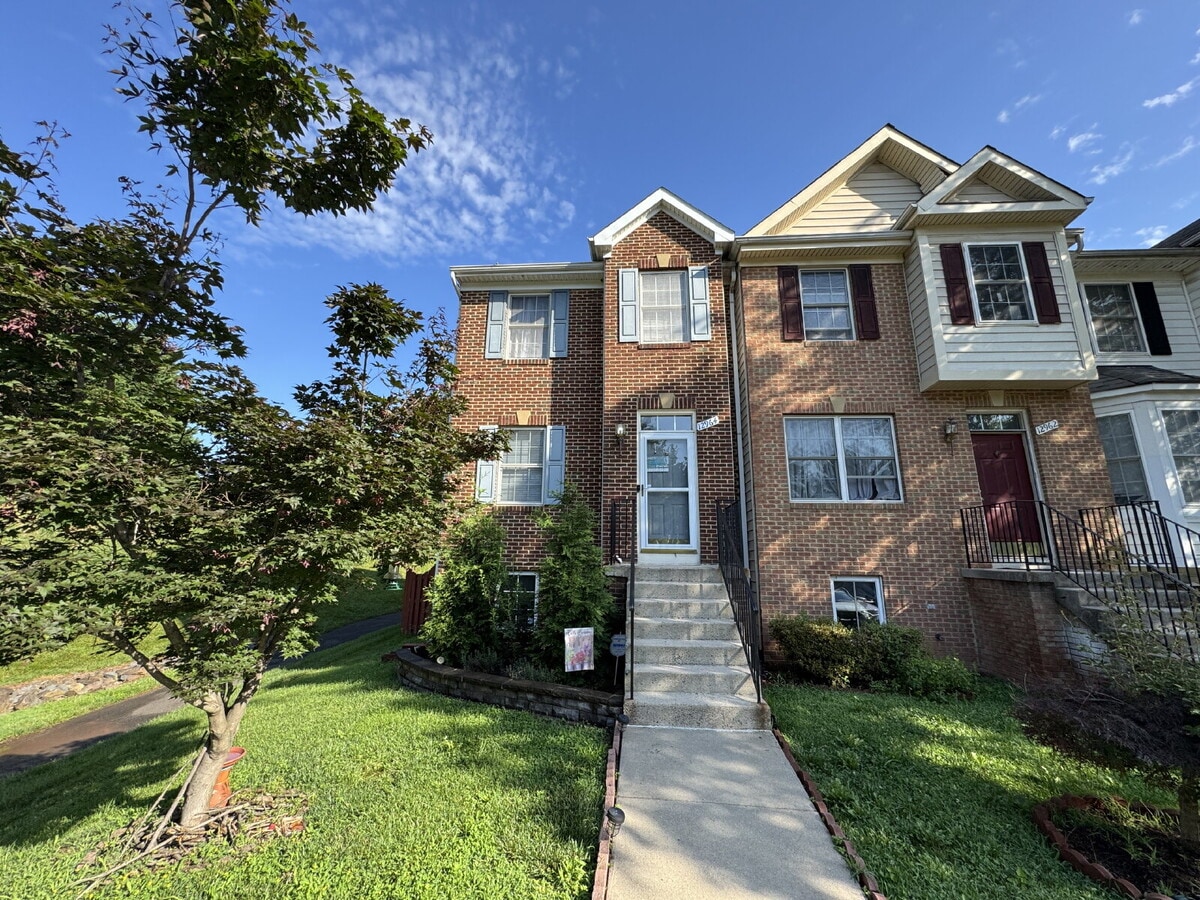 Spacious End-Unit Townhome in a Prime Comm... - Spacious End-Unit Townhome in a Prime Comm...