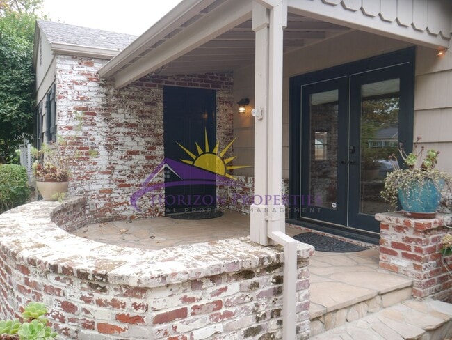 841 Robertson Way
