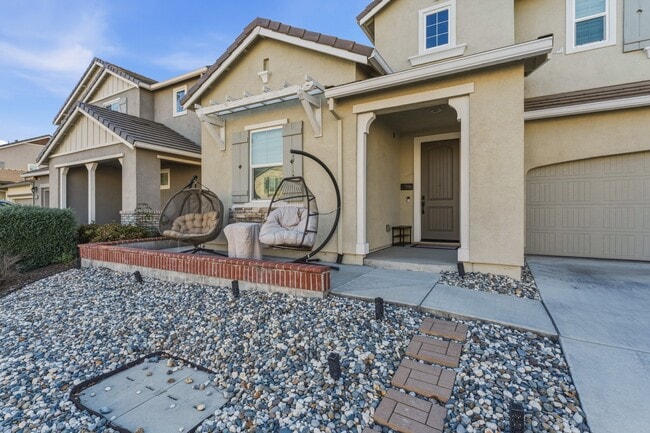 Photo - 936 Bergenia St