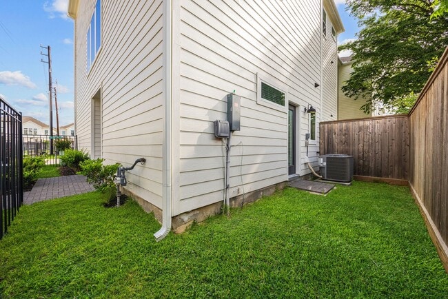 Building Photo - 6317 Brighton Oaks Ln