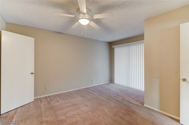 Photo - 824 Hedge Way