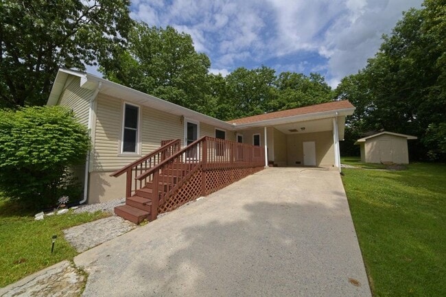 Building Photo - Lovely 2 bedroom / 2 bath right in the mid... Rental