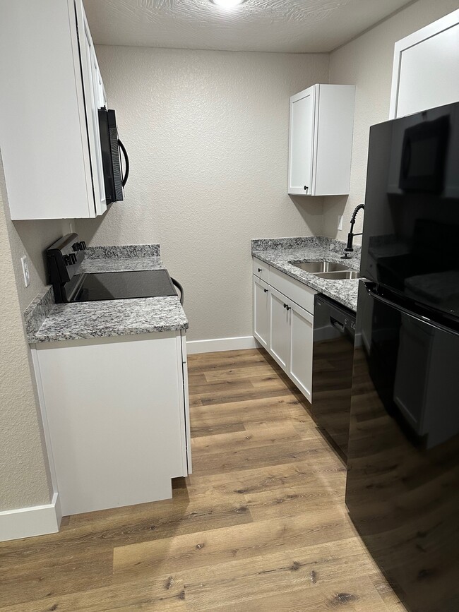 Kitchen - 449 W Lombard St Unit C