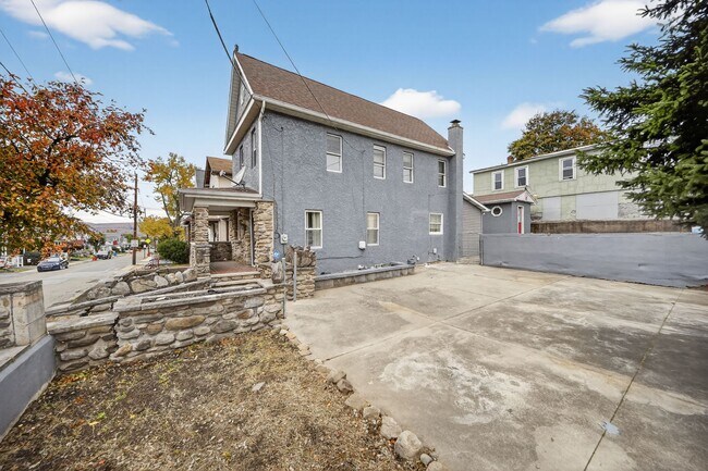 Photo - 2035 Delaware St