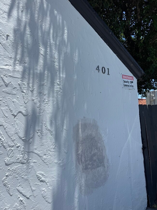 Photo - 401 N H St