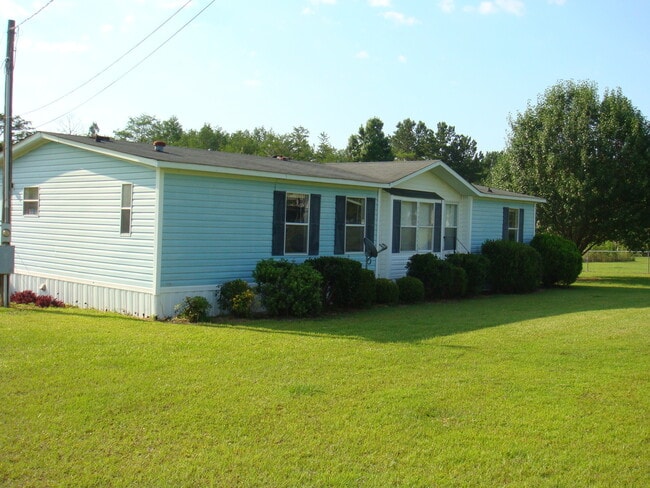 Building Photo - THREE BEDROOM, TWO BATH DOUBLEWIDE