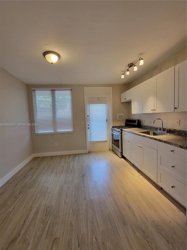 Photo - 441 Collins Ave Unit 10