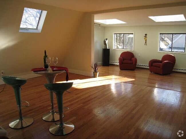 Building Photo - 10 Evergreen Ave Unit 3 Rental
