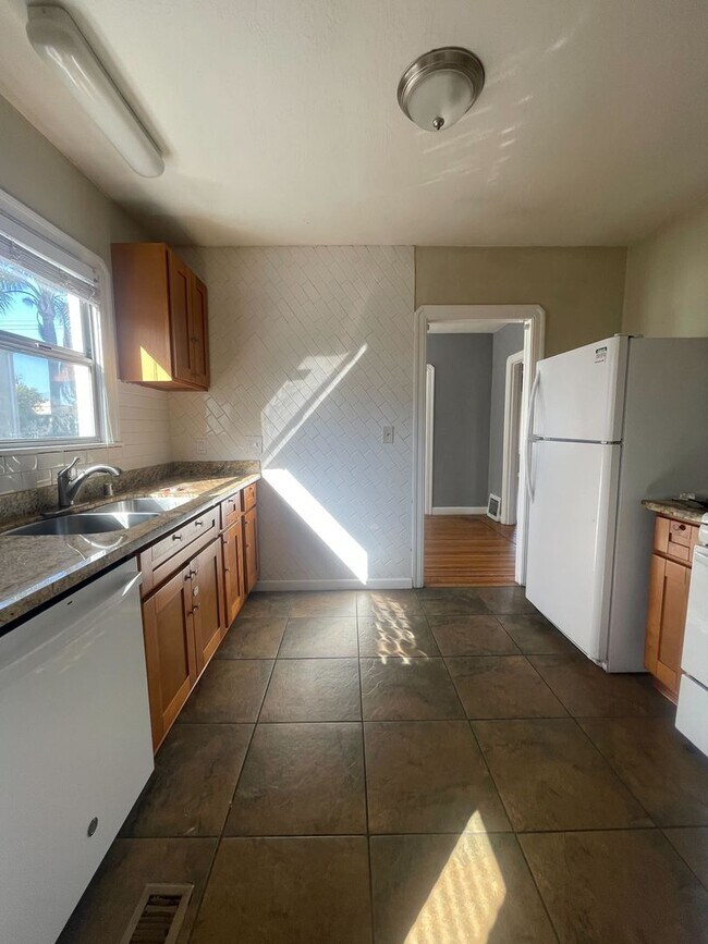 Available Now 2Bedroom, 1Bath with Conv... House House Rental in