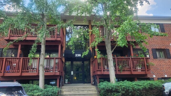 Building Photo - Spacious Condo Close to King St Metro/Old ... Unit 8