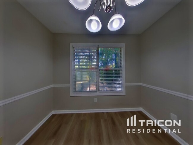 Photo - 520 Sarah's Ln