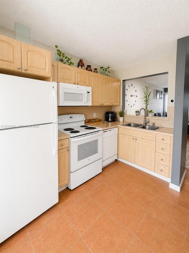 7830 NW 6th St Unit 103