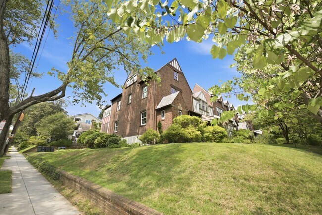 Photo - 1500 44th St NW