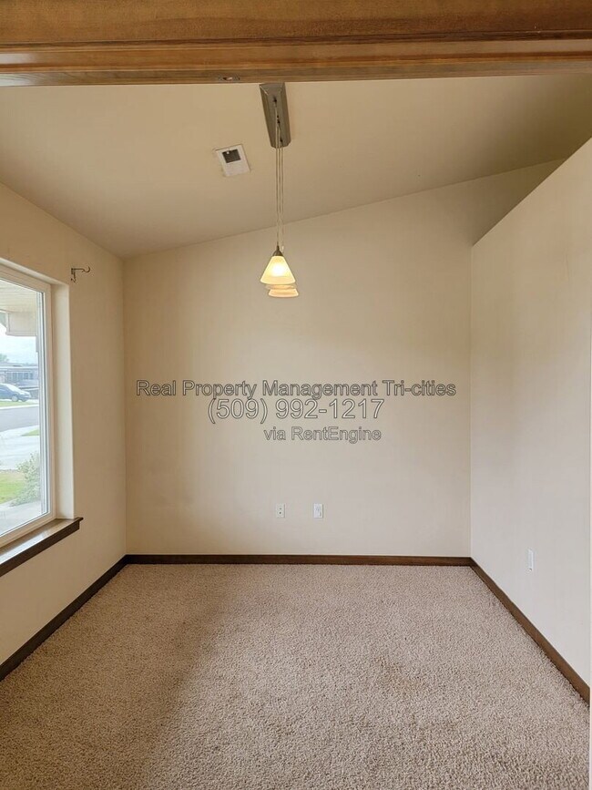 Photo - 689 Tanglewood Dr