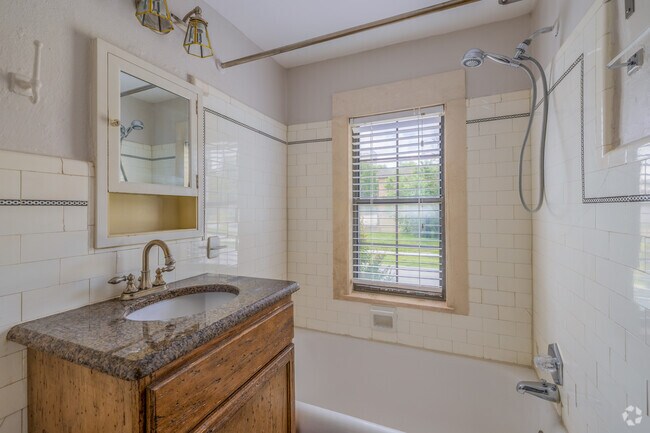 Efficiency, 450SF - Living Area - Bathroom