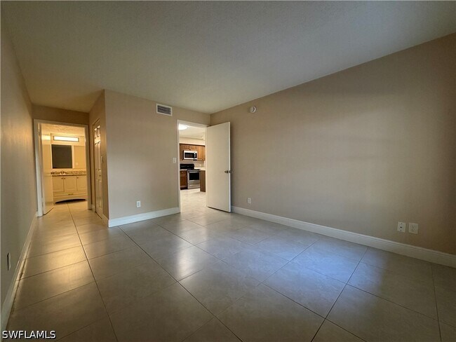 Building Photo - 5307 Summerlin Rd Unit 707