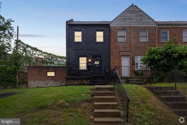 Building Photo - 3310 Elbert St Rental