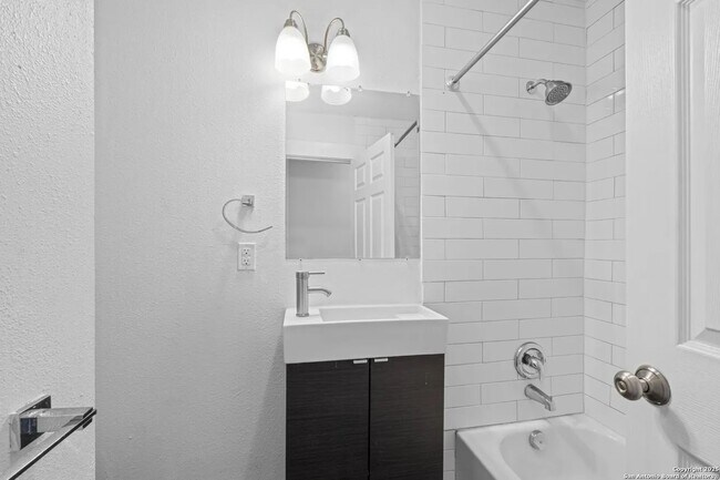 402 E Dewey Pl Unit 102