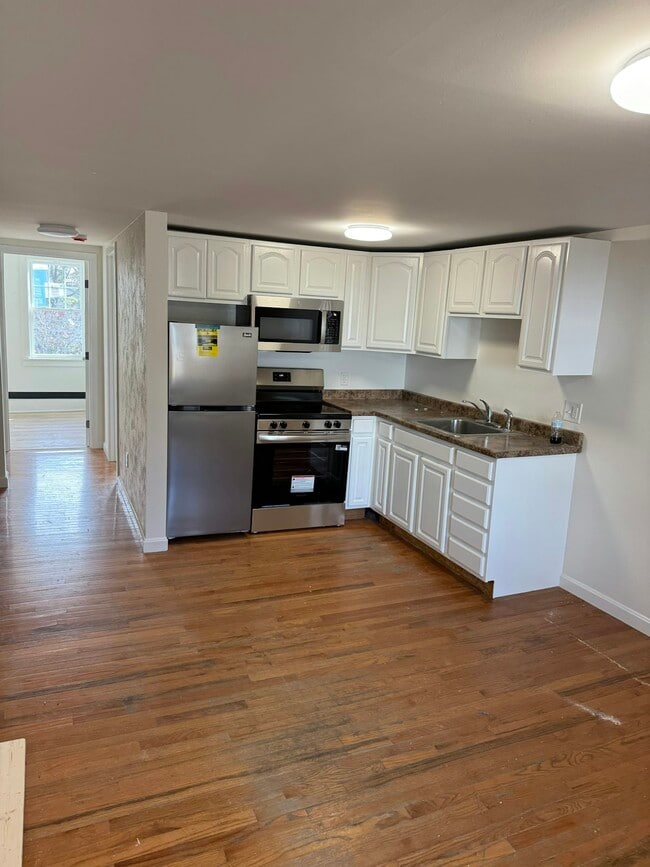 Building Photo - 222 Main St Unit R2