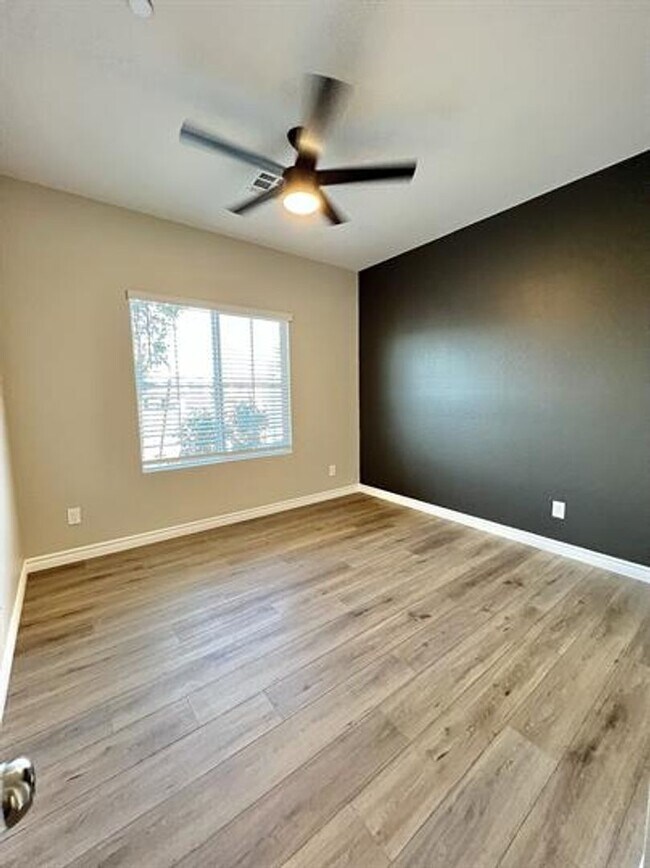 Photo - 3 Bedroom 2.5 Bathroom Townhome - Pet Friendly.