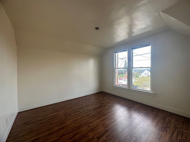 Photo - Spacious Studio w/ Secured Entry in Sought After Oregon City~ W/S/G INCLUDED! Unit 07