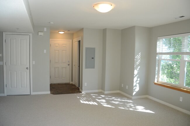 Entrada con armarios de almacenamiento. - 1021 Laramie Blvd Unidad D