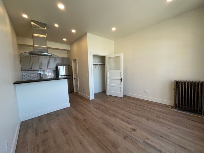 Building Photo - 1304 Bay St Unit 7