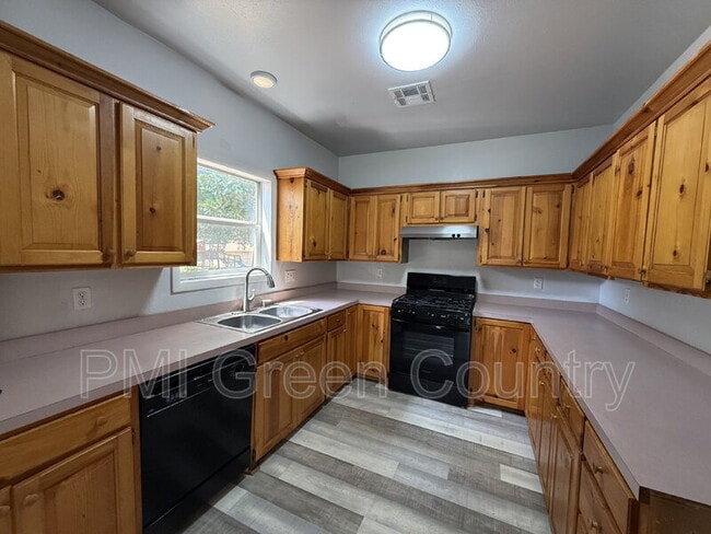 Photo - 212 W Pecan St