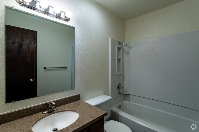 2BR / 2BA Small (Remodeled) - 872 SF
