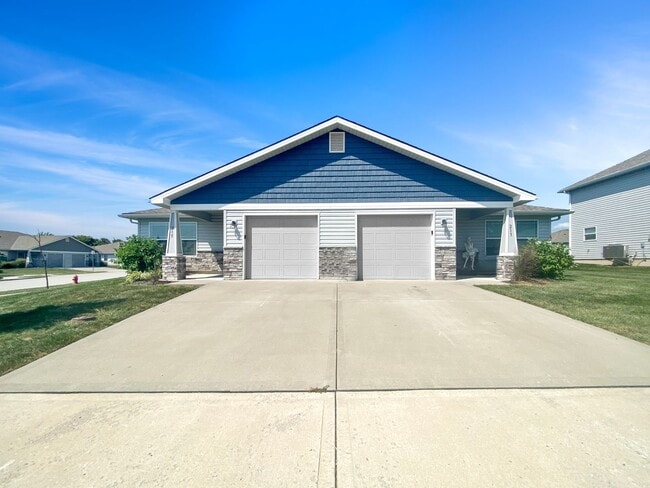 Building Photo - Beautiful Renovated Single Family Home | 3 BR/2BA Duplex| 1-Car Covered Parking |Spacious & Sunny...