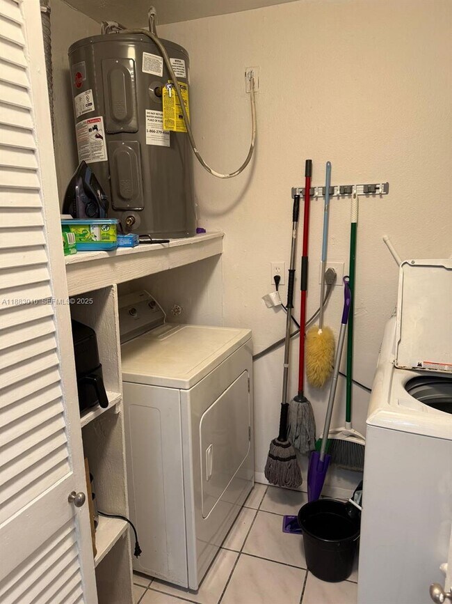 Building Photo - 824 SW 12th Ct Unit 824