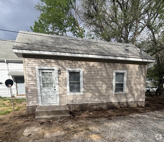 Building Photo - 1108 1/2 Charleston St Rental