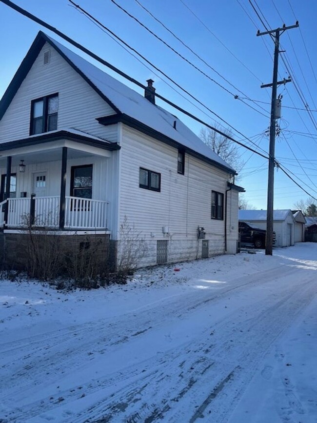 Photo - 3 bedroom, 2.5 bath - Modern Home in Wyandotte!