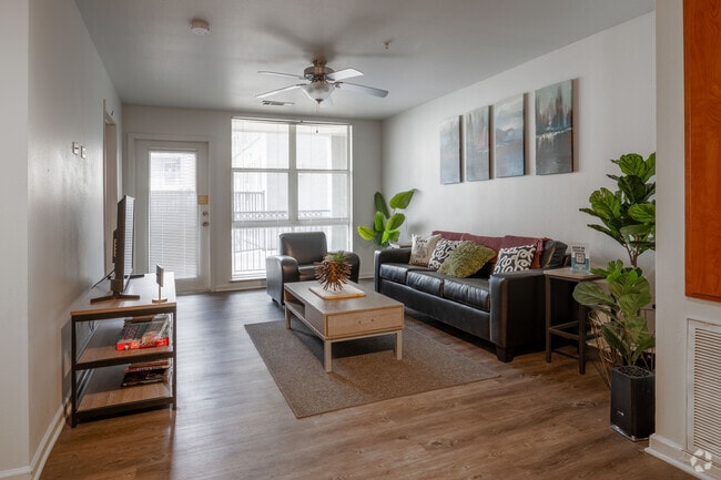 3BR, 3BA - 1,495SF - Living Room