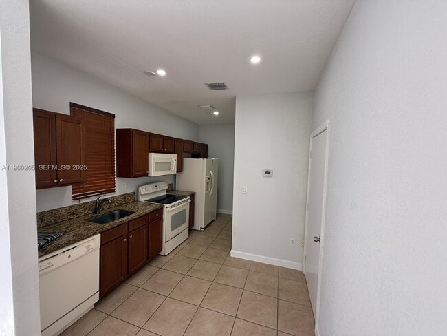 Building Photo - 9061 SW 169th Ct Unit Studio
